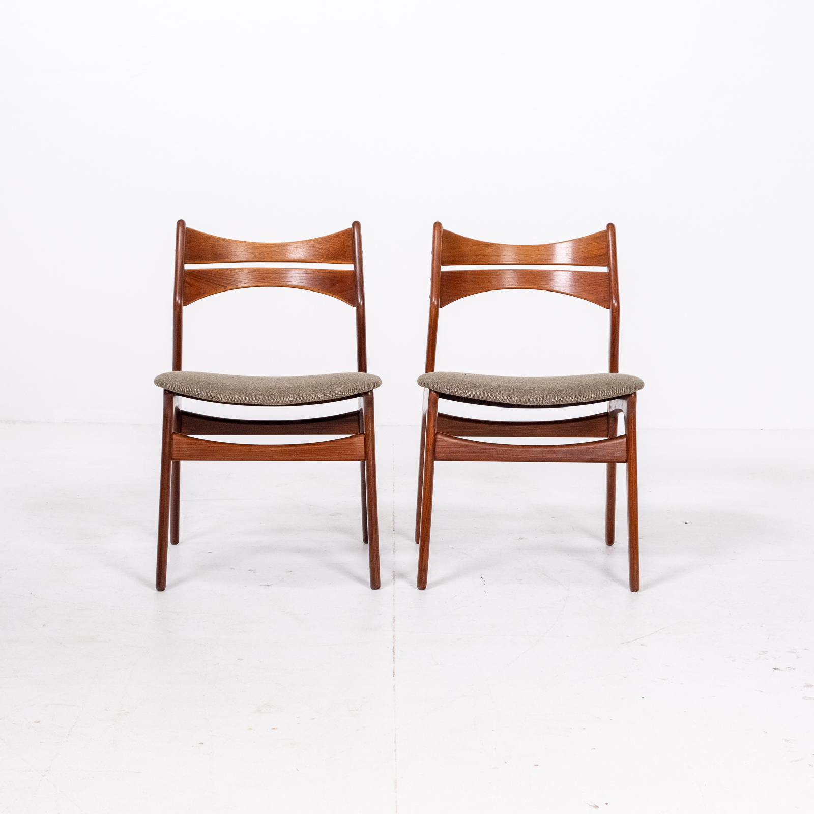 Set Of 2 Model 130 Dining Chairs By Erik Buch For Christian Christensens Mobelfabrik In New Instyle Upholstery And Teak, 1960s, Denmark 03